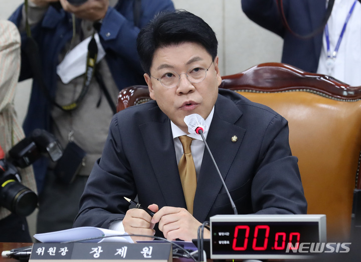 [서울=뉴시스] 이영환 기자 = 장제원 국회 행정안전위원장이 25일 오전 서울 여의도 국회에서 열린 전체회의에서 발언을 하고 있다. 2023.04.25. 20hwan@newsis.com