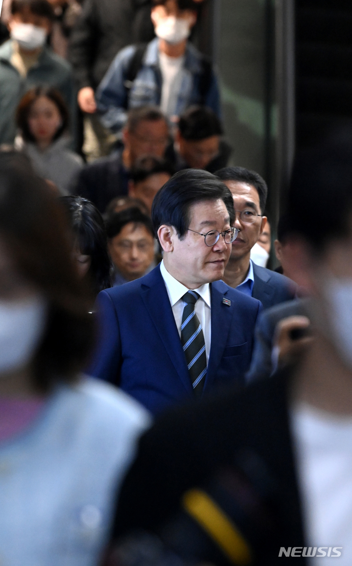 [김포=뉴시스] 국회사진기자단 = 이재명 더불어민주당 대표가 25일 오전 경기 김포시 운양역에서 김포공항으로 향하는 김포골드라인에 탑승하기 위해 승강장으로 들어서고 있다. 2023.04.25. photo@newsis.com