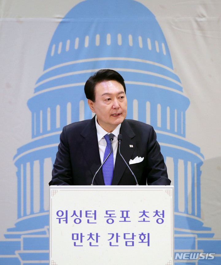 [워싱턴=뉴시스] 홍효식 기자 = 윤석열 대통령이 24일(현지시간) 워싱턴 한 호텔에서 열린 워싱턴 동포 초청 만찬 간담회에서 격려사하고 있다. 2023.04.25. yesphoto@newsis.com