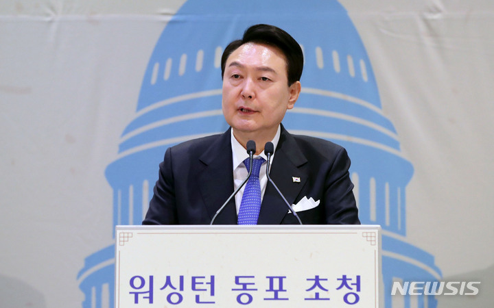 [워싱턴=뉴시스] 홍효식 기자 = 윤석열 대통령이 24일(현지시간) 워싱턴 한 호텔에서 열린 워싱턴 동포 초청 만찬 간담회에서 격려사하고 있다. 2023.04.25. yesphoto@newsis.com