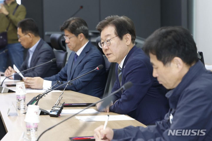 [서울=뉴시스] 국회사진기자단 = 이재명 더불어민주당 대표가 25일 오전 서울 강서구 한국공항공사에서 열린 '김포골드라인 현황 청취 간담회'에서 인사말을 하고 있다. 2023.04.25. photo@newsis.com