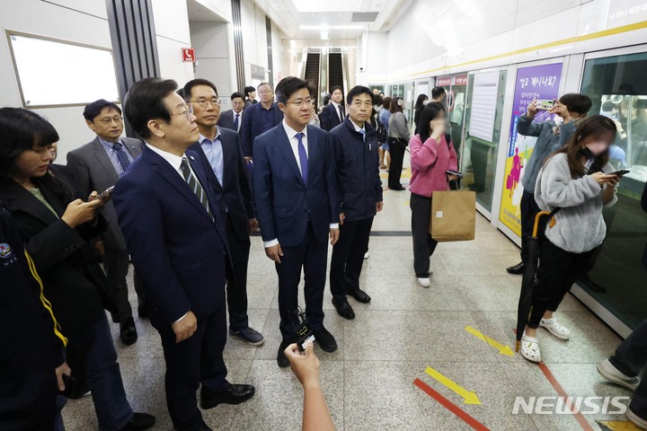 [김포=뉴시스] 국회사진기자단 = 이재명 더불어민주당 대표가 25일 오전 경기도 김포시 김포도시철도(김포골드라인) 운양역에서 열차에 탑승하기 위해 대기하고 있다. 2023.04.25. photo@newsis.com