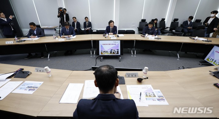 [서울=뉴시스] 국회사진기자단 = 이재명 더불어민주당 대표가 25일 오전 서울 강서구 한국공항공사에서 열린 '김포골드라인 현황 청취 간담회'에서 인사말을 하고 있다. 2023.04.25. photo@newsis.com