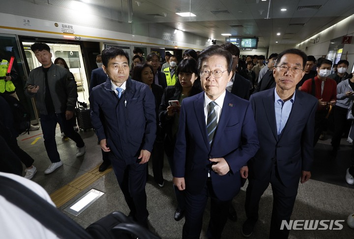 [서울=뉴시스] 국회사진기자단 = 이재명 더불어민주당 대표가 25일 오전 서울 강서구 김포도시철도(김포골드라인) 승객 과밀 상황 점검 후 김포공항역에서 내리고 있다. 2023.04.25. photo@newsis.com
