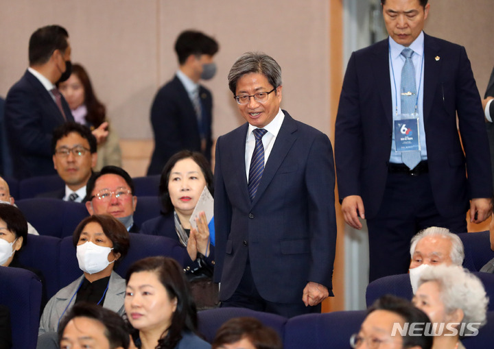 [서울=뉴시스] 배훈식 기자 = 김명수 대법원장이 25일 오전 서울 종로구 정부서울청사 별관에서 열린 제60회 법의날 기념식에 참석하고 있다. 2023.04.25. dahora83@newsis.com