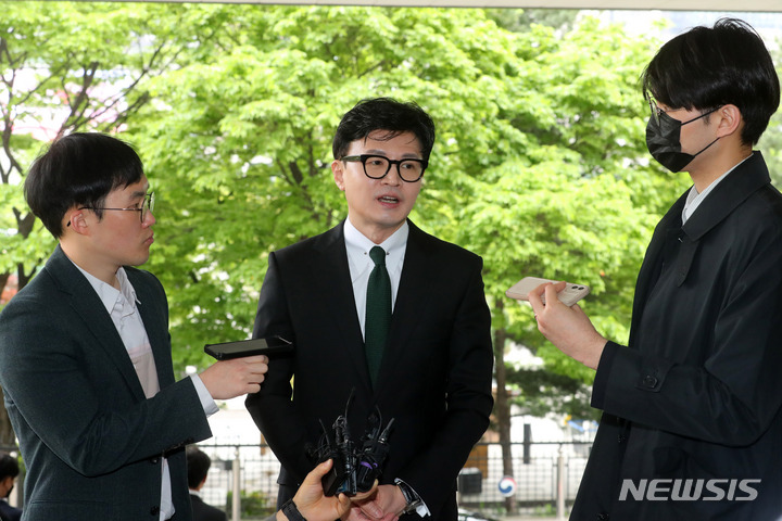 [서울=뉴시스] 배훈식 기자 = 한동훈 법무부 장관이 25일 오전 서울 종로구 정부서울청사 별관에서 열린 제60회 법의날 기념식에 참석하기 전 취재진의 질문에 답하고 있다. 2023.04.25. dahora83@newsis.com