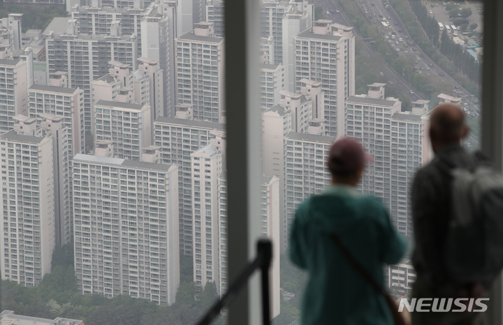 [서울=뉴시스] 고승민 기자 = 서울 송파구 서울스카이에서 서울시내 아파트가 보이고 있다. 2023.04.25. kkssmm99@newsis.com
