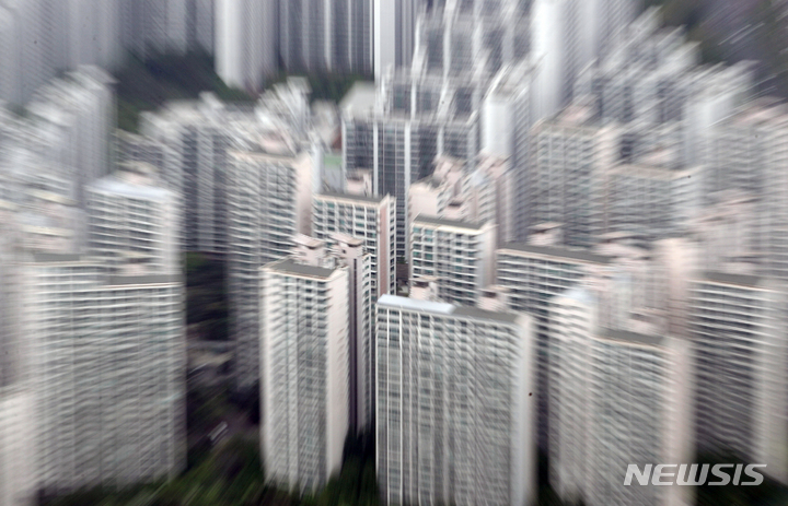 [서울=뉴시스] 고승민 기자 = 서울 아파트 전세 시세가 기존 계약보다 낮아진 역전세 발생 건수가 약 1만건에 달하는 것으로 알려진 25일 서울 송파구 서울스카이에서 서울시내 아파트가 보이고 있다. 2023.04.25. kkssmm99@newsis.com