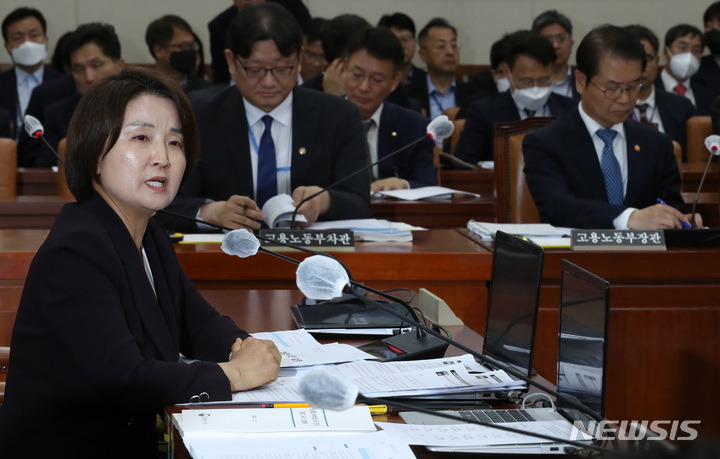 [서울=뉴시스] 이영환 기자 = 이은주 정의당 의원이 25일 오전 서울 여의도 국회에서 열린 환경노동위원회 전체회의에서 노란봉투법 관련 발언을 하고 있다. 2023.04.25. 20hwan@newsis.com