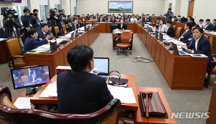 [서울=뉴시스] 이영환 기자 = 전해철 국회 환경노동위원장이 25일 오전 서울 여의도 국회에서 열린 전체회의를 주재하는 가운데 여야 의원들이 노란봉투법 관련 언쟁을 하고 있다. 2023.04.25. 20hwan@newsis.com