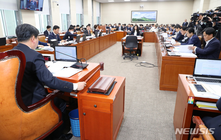[서울=뉴시스] 이영환 기자 = 25일 국회 환경노동위원회 전체회의가 열리고 있다. 2023.04.25. 20hwan@newsis.com