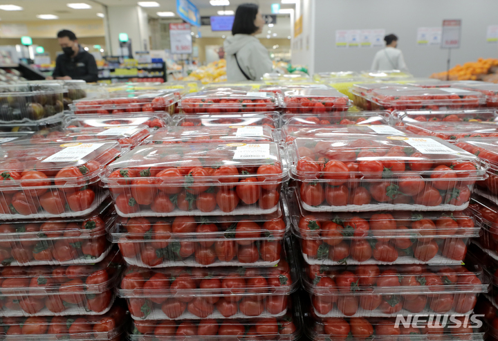 [서울=뉴시스] 김금보 기자 =대형마트에서 판매되고 있는 방울토마토의 모습.2023.04.25. kgb@newsis.com