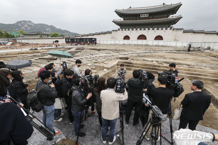[서울=뉴시스] 김근수 기자 = 정여선 국립서울문화재연구소 학예연구사가 25일 서울 종로구 광화문 앞에서 광화문 월대 발굴조사 내용을 발표하고 있다. 2023.04.25. ks@newsis.com