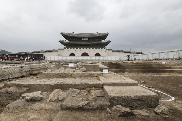 [서울=뉴시스] 김근수 기자 = 국립서울문화재연구원 관계자들이 25일 서울 종로구 광화문 월대 발굴 조사현장 언론공개행사에서 어도 계단지와 동편 계단지 모습을 공개하고 있다. 2023.04.25. ks@newsis.com