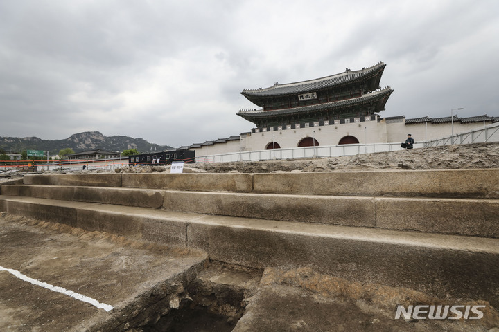 [서울=뉴시스] 김근수 기자 = 국립서울문화재연구원 관계자들이 25일 서울 종로구 광화문 월대 발굴 조사현장 언론공개행사에서 동편 계단지를 공개하고 있다. 2023.04.25. ks@newsis.com