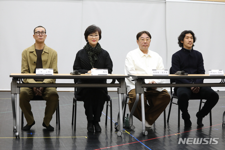 [서울=뉴시스] 박진희 기자 = 서울시립무용단 '일무' 안무가 김성훈(왼쪽부터), 정혜진 무용단장, 연출 정구호, 안무/음악 김재덕이 25일 서울 종로구 세종문화회관 무용단 연습실에서 '일무' 공연 기자간담회를 하고 있다. 2023.04.25. pak7130@newsis.com