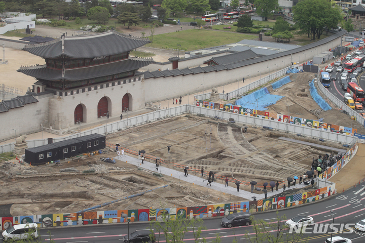 [서울=뉴시스] 배훈식 기자 = 국립서울문화재연구원 관계자들이 25일 서울 종로구 광화문 월대 발굴 조사현장 언론공개행사하고 있다. 2023.04.25. dahora83@newsis.com