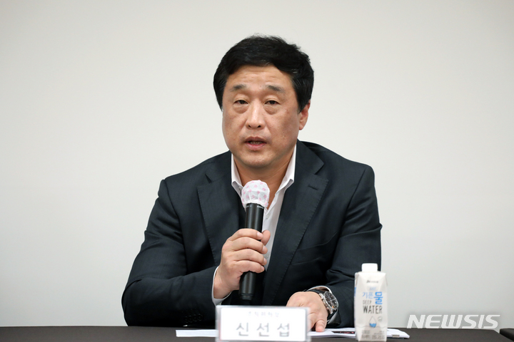 [서울=뉴시스] 박진희 기자 = 신선섭 대한민국오페라페스티벌 조직위원장이 25일 서울 서초구 예술의전당 무궁화홀에서 제14회 대한민국오페라페스티벌 기자간담회를 하고 있다. 제14회 대한민국오페라페스티벌 오프닝 콘서트 '오페라 갈라 콘서트'가 롯데콘서트홀에서 축제의 문을 연다. 예술의전당 오페라극장에서 글로리아오페라단의 '라 트라비아타', 라벨라오페라단의 '로베르토 데브뢰', 서울오페라앙상블의 '돈 조반니', 국립오페라단의 '일 트로바토레'가 공연되며, 예술의전당 자유소극장에서는 아트로의 어린이 오페라 '혹부리 할아버지의 노래주머니'(창작)와 오페라팩토리의 어린이 오페라 '빨간모자와 늑대'(번안작)가 관람객을 만난다. 특히 대전예술의전당에서는 축제의 첫 지역 공연으로 대전오페라단의 '카발레리아 루스티카나 & 팔리아치'가 무대에 올려진다. 2023.04.25. pak7130@newsis.com