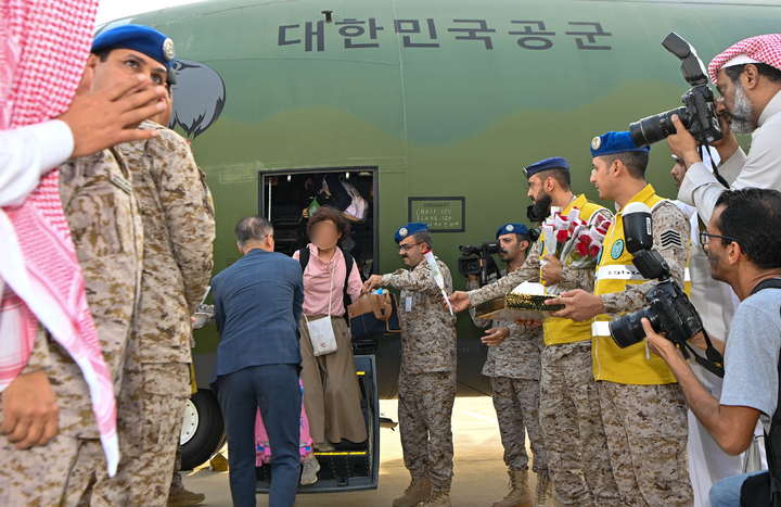 [서울=뉴시스] 군벌 간 무력충돌 사태가 벌어진 수단에 체류중이던 우리 교민들이 24일(현지시간) 사우디아라비아 제다 공항에 도착하여 박준용 주사우디아라비아 대사의 환대를 받고 있다. (사진=국방부 제공) 2023.04.25. photo@newsis.com *재판매 및 DB 금지