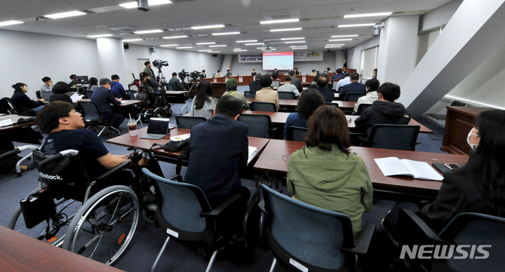 [광주=뉴시스] 이영주 기자 = 25일 오후 광주 서구 광주시의회에서 국가인권위원회 광주인권사무소와 광주·전남·전북장애인차별철폐연대가 주최·주관하는 장애인차별금지법 시행 15주년 기념 호남권역 장애인권현안 토론회가 열리고 있다. 2023.04.25. leeyj2578@newsis.com