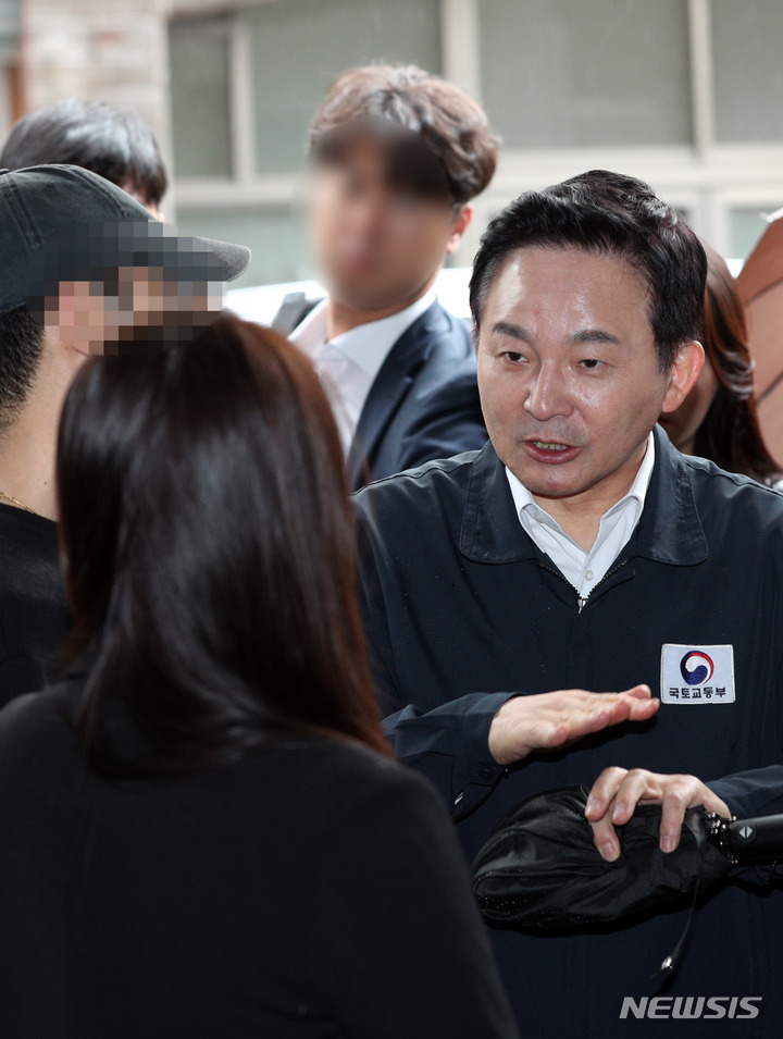 [부산=뉴시스] 하경민 기자 = 원희룡 국토교통부 장관이 25일 부산 부산진구 60가구가 전세사기 피해를 당한 오피스텔을 방문, 피해 임차인 대표들과 면담하고 있다. 2023.04.25. yulnetphoto@newsis.com