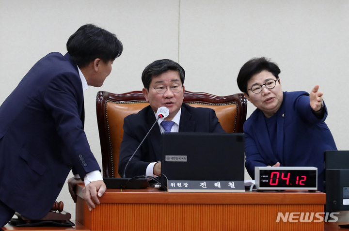 [서울=뉴시스] 이영환 기자 = 전해철 국회 환경노동위원장이 지난 25일 오후 서울 여의도 국회에서 열린 전체회의에서 국민의힘 간사인 임이자 의원, 더불어민주당 간사인 김영진 의원과 대화를 하고 있다. 2023.04.25. 20hwan@newsis.com