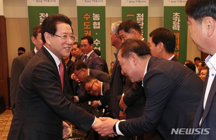 [담양=뉴시스] 이창우 기자=김영록 전남도지사(왼쪽)가 25일 오후 '도민과 더 가까이, 행복한 만남'을 위해 담양리조트에서 담양군민과 함께하는 2023 도민과의 대화에서 참석자들과 인사를 나누고 있다. (사진=전남도 제공) 2023.04.25. photo@newsis.com *재판매 및 DB 금지