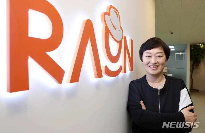 [서울=뉴시스] 조성우 기자 = 이정아 라온시큐어 사장이 서울 강남구 라온시큐어 사무실에서 뉴시스와 인터뷰에 앞서 포즈를 취하고 있다. 2023.04.25. xconfind@newsis.com