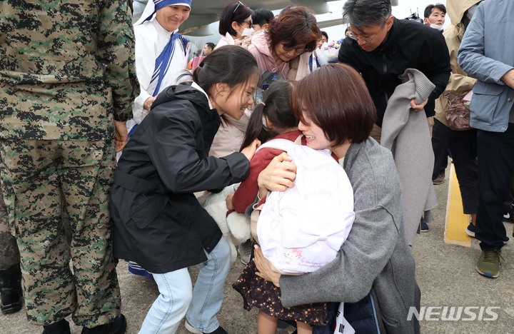 [성남=뉴시스] 사진공동취재단 = 군벌 간 무력 충돌로 고립됐다가 우리 정부의 ‘프라미스(Promise·약속)’ 작전을 통해 철수한 수단 교민 어린이가 25일 경기 성남시 서울공항으로 입국해 가족을 만나고 있다. 2023.04.25. photo@newsis.com