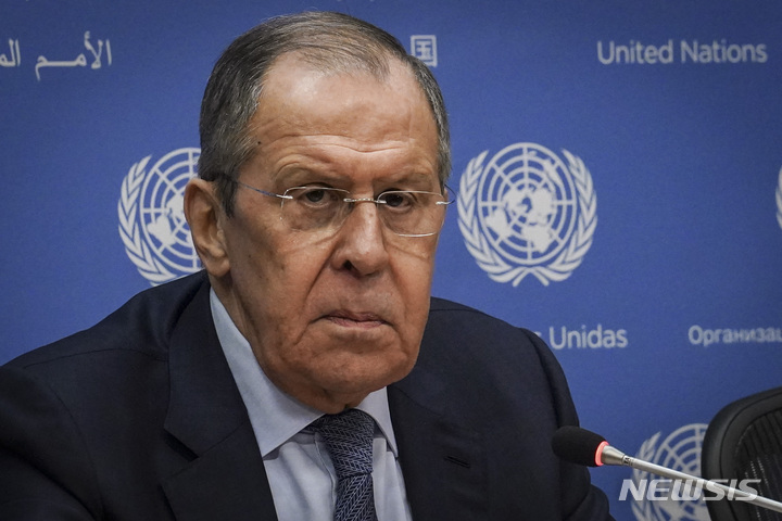 [뉴욕=AP/뉴시스] 세르게이 라브로프 러시아 외무장관이 25일(현지시간) 미국 뉴욕 유엔본부에서 안전보장이사회(안보리) 회의 후 기자회견을 하고 있다. 