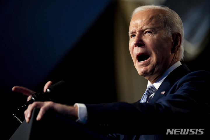 [워싱턴=AP/뉴시스] 조 바이든 미국 대통령이 25일(현지시간) 워싱턴 힐튼에서 열린 북미 건설노조 입법 콘퍼런스에 참석해 연설하고 있다. 바이든 대통령은 자신의 행정부 성과를 알리며 "여러분과 우리가 지금 하는 일 덕분에 죽어가는 마을이 다시 살아나고 있다"라면서 재선 슬로건인 "일을 끝내자"라고 말했다. 이에 참석자들은 "4년 더"라고 외치기도 했다. 2023.04.26.