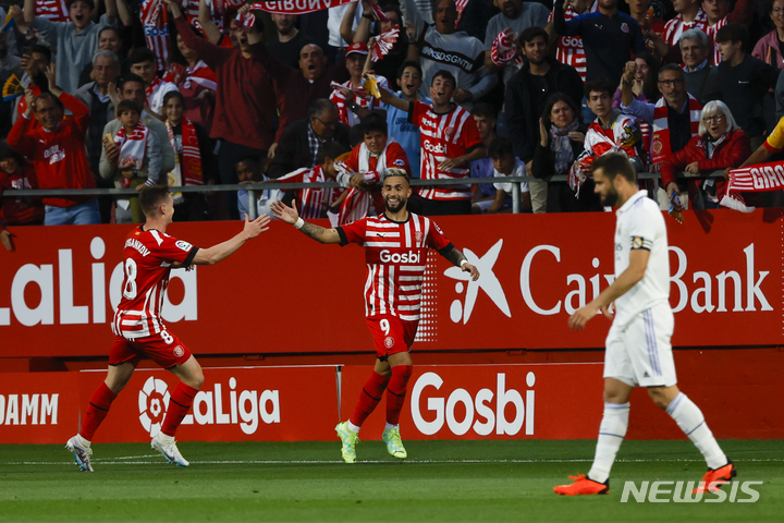 [지로나=AP/뉴시스] 지로나의 발렌틴 카스테야노스(가운데)가 26일(한국시간) 스페인 카탈루냐주 지로나의 에스타디 몬티리비에서 열린 레알 마드리드와 2022~23 스페인 프리메라리그 홈경기에서 선제골을 넣고 동료와 기쁨을 나누고 있다. 2023.04.26.