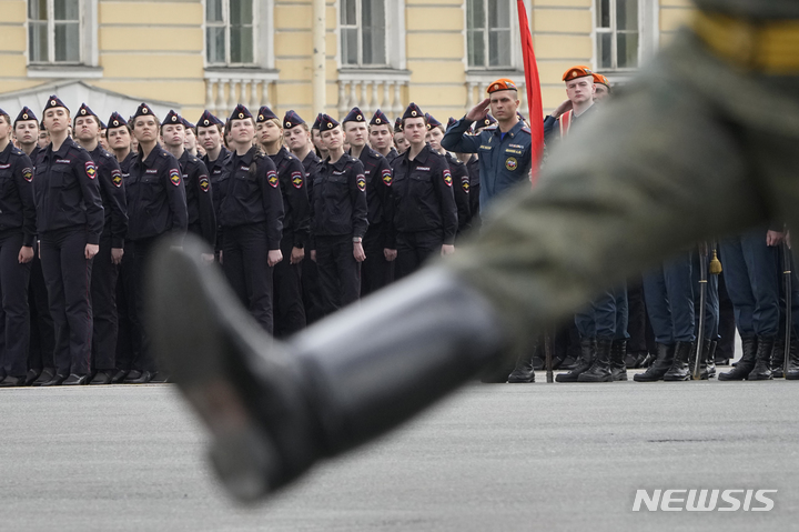 [상트페테르부르크=AP/뉴시스] 25일(현지시간) 러시아 상트페테르부르크의 드보르소바야 광장에서 러시아군 병사들이 오는 5월 9일 열리는 제2차 세계대전 전승 78주년 기념 열병식을 앞두고 리허설을 하고 있다. 5월 9일은 제2차 세계대전 때 독일이 소비에트 연방에 항복한 날로 러시아 최대의 기념일이다. 2023.04.26.