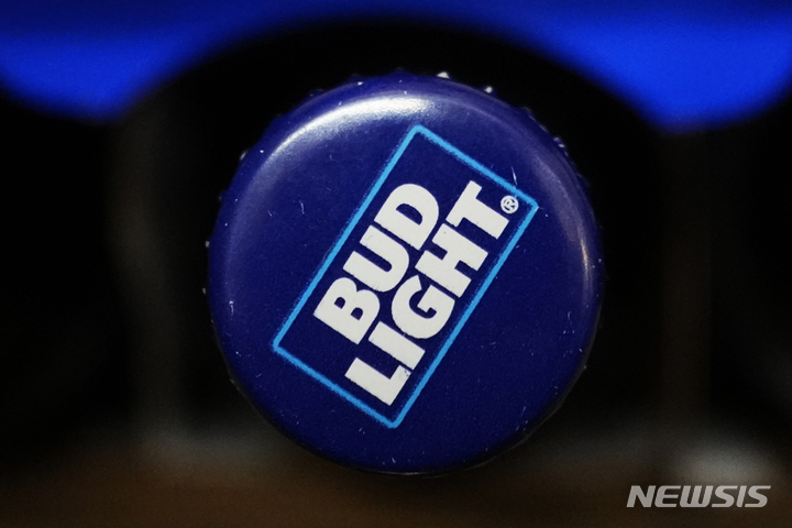 [글렌뷰(일리노이주)=AP/뉴시스] 25일(현지시간) 마켓워치, 폭스뉴스 등 외신에 따르면 미국 맥주회사 앤하이저부시는 최근 버드와이저 맥주를 사실상 공짜로 주는 이벤트를 시작했다. 사진은 지난달 25일미 일리노이주 글렌뷰의 한 식료품점에 놓인 버드 라이트 맥주. 2023.05.26. 