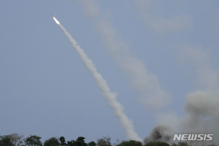 [삼발레스=AP/뉴시스]미국이 필리핀과 함께 진행하는 연례 최대 합동훈련을 계기로 필리핀에 최신 대함미사일을 배치할 가능성이 제기된 가운데 중국 전문가가 반대 입장을 밝혔다. 사진은 2023년 4월 26일(현지시간) 필리핀 북부 삼발레스주 해군기지에서 '발리카탄' 훈련이 열리는 가운데 미사일이 발사되는 모습. 2025.04.21