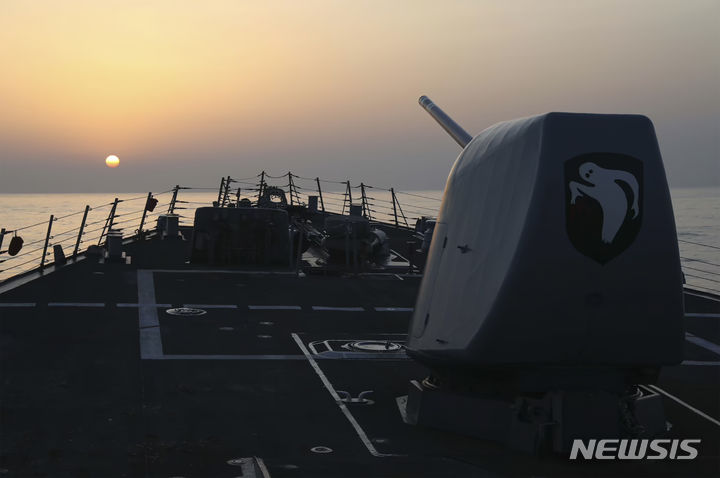 [대만해협=AP/뉴시스]중국의 대만 침공 가능성을 배제할 수 없는 가운데 대만 유사시 미국의 군사적 거점을 일본에 두게 되는 만큼 미일 동맹을 더 심화해야 한다는 지적이 나왔다. 사진은 미 해군이 제공한 것으로 알레이버크급 유도미사일 구축함인 USS밀리어스함이 지난 4월16일 대만해협을 통과하는 모습. 2023.06.22. 