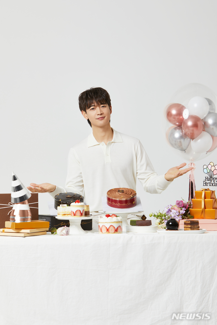 [서울=뉴시스]고디바는 5월 가정의 달을 맞아 레전데어 트뤼프 컬렉션을 선보인다. 레전데어 트뤼프 컬렉션은 브랜드의 탄생과 벨기에 왕실 공식 쇼콜라티에로 지정된 순간을 비롯, 글로벌 쇼콜라티에 고디바의 100년 역사를 담은 제품이다.(사진=고디바 제공)