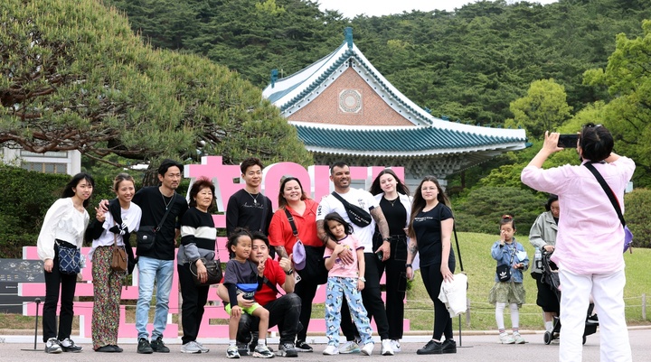 [서울=뉴시스]외국인 관광객들이 청와대를 관람하고 있다. (사진=문화체육관광부 제공) 2023.04.26. photo@newsis.com *재판매 및 DB 금지