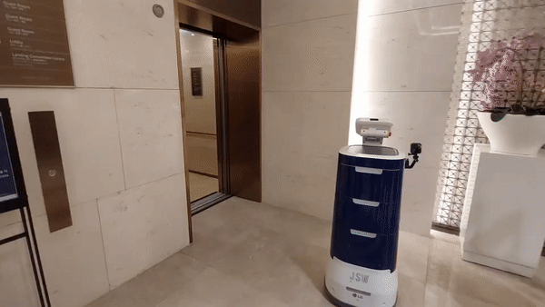 [제주=뉴시스] 윤정민 기자 = 제주신화월드에 도입한 KT AI 실내배송로봇 '똣똣'이 편의점 물품 배송을 위해 엘리베이터를 타고 있다. '똣똣'이 엘리베이터 앞에 도착하자 엘리베이터 문이 자동으로 열렸다. 2023.04.25. alpaca@newsis.com. *재판매 및 DB 금지 *재판매 및 DB 금지