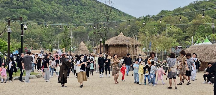 [광주=뉴시스] 구길용 기자 = 화순 고인돌 유적지 선사체험장, 대신리 문화체험관이 이색체험 관광지로 각광 받고 있다. (사진=화순군 제공). 2023.04.26. kykoo1@newsis.com *재판매 및 DB 금지