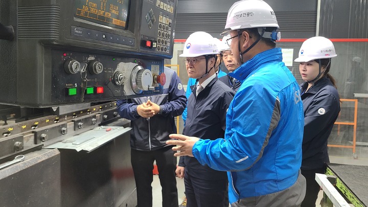 [서울=뉴시스] 이정식 고용노동부 장관이 지난달 26일 2023년 제8차 현장점검의 날을 맞아 경기도 화성시의 한 제조업 사업장을 찾아 직접 점검하고 있다. (사진=고용노동부 제공) *재판매 및 DB금지 *재판매 및 DB 금지