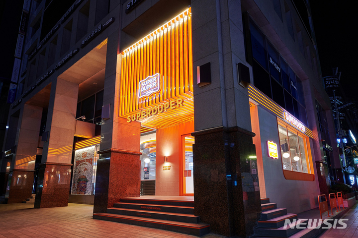 [서울=뉴시스] 슈퍼두퍼 홍대점 폐점 전 모습.(사진=bhc그룹 제공)