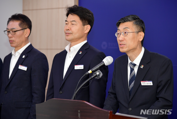 [창원=뉴시스] 홍정명 기자=경남도 정석원(맨 오른쪽) 환경산림국장이 26일 도청 프레스센터에서 올해 낙동강 녹조 예방과 안전한 수돗물 공급대책을 발표하고 있다.(사진=경남도 제공) 2023.04.26. photo@newsis.com