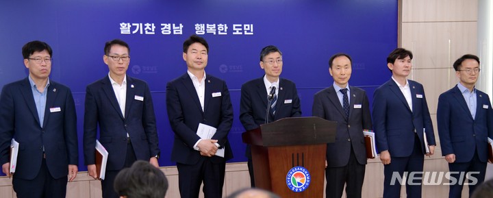 [창원=뉴시스] 홍정명 기자=경남도 정석원(가운데) 환경산림국장이 26일 도청 프레스센터에서 올해 낙동강 녹조 예방과 안전한 수돗물 공급대책을 발표하고 있다.(사진=경남도 제공) 2023.04.26. photo@newsis.com