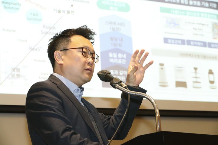 [제주=뉴시스] KT는 최근 제주신화월드에 AI 실내배송로봇 '똣똣' 5대를 도입했다. 사진은 이상호 KT AI로봇사업단장이 실내배송로봇 관련 사업을 브리핑하는 모습. (사진=KT 제공) *재판매 및 DB 금지