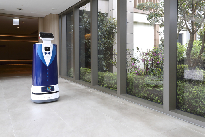 [제주=뉴시스] KT는 최근 제주신화월드에 AI 실내배송로봇 '똣똣' 5대를 도입했다. 사진은 '똣똣'이 객실 배송을 위해 이동하는 모습. (사진=KT 제공) *재판매 및 DB 금지