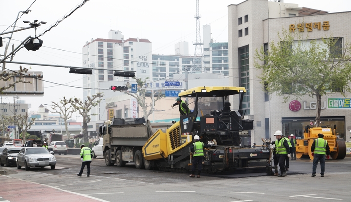 [청주=뉴시스] 임선우 기자 = 충북 청주시 청원구 우암사거리에서 출근길 도로 포장 공사가 강행돼 교통 체증이 빚어지고 있다. (사진=독자 제공) 2023.04.26. photo@newsis.com *재판매 및 DB 금지