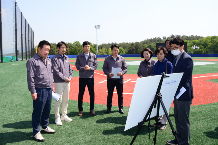 [울산=뉴시스] 울산 중구의회 행정자치위원회는 26일 중구야구장과 다목적체육관 조성지를 찾아 현장점검활동을 펼쳤다. *재판매 및 DB 금지