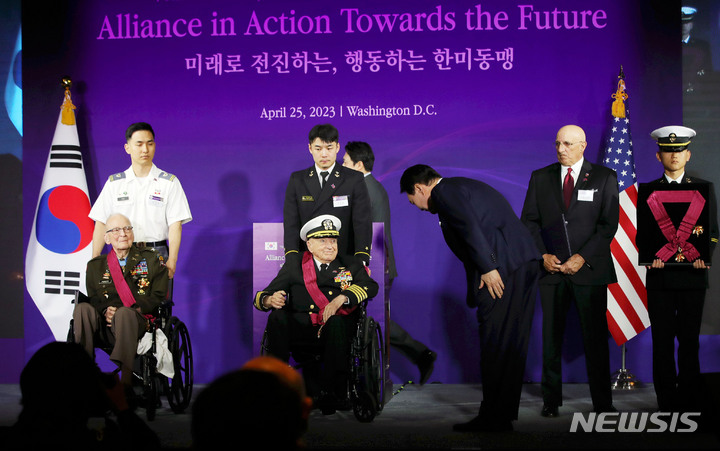 [워싱턴=뉴시스] 홍효식 기자 = 윤석열 대통령이 25일(현지시간) 워싱턴DC 한 호텔에서 열린 한미동맹 70주년 기념 오찬에서 랄프 퍼켓 예비역 육군 대령, 엘머 로이스 윌리엄스 예비역 해군 대령, 고(故) 발도메로 로페즈 중위의 조카인 조셉 로페즈에게 태극 무공훈장 증서를 수여한 뒤 인사하고 있다. 2023.04.26. yesphoto@newsis.com