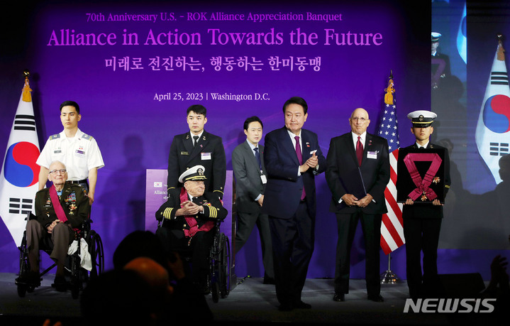[워싱턴=뉴시스] 홍효식 기자 = 윤석열 대통령이 25일(현지시간) 워싱턴DC 한 호텔에서 열린 한미동맹 70주년 기념 오찬에서 랄프 퍼켓 예비역 육군 대령, 엘머 로이스 윌리엄스 예비역 해군 대령, 고(故) 발도메로 로페즈 중위의 조카인 조셉 로페즈에게 태극 무공훈장 증서를 수여한 뒤 박수를 보내고 있다. 2023.04.26. yesphoto@newsis.com